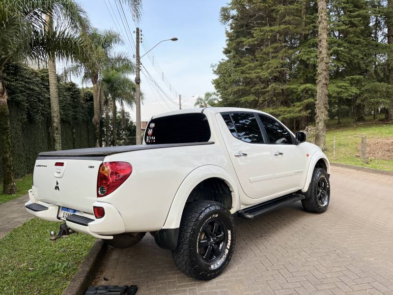 MITSUBISHI - L200 TRITON - 2013/2013 - Branca - R$ 110.000,00