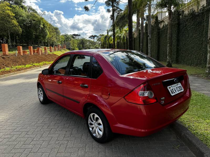 FORD - FIESTA - 2008/2009 - Vermelha - R$ 24.900,00