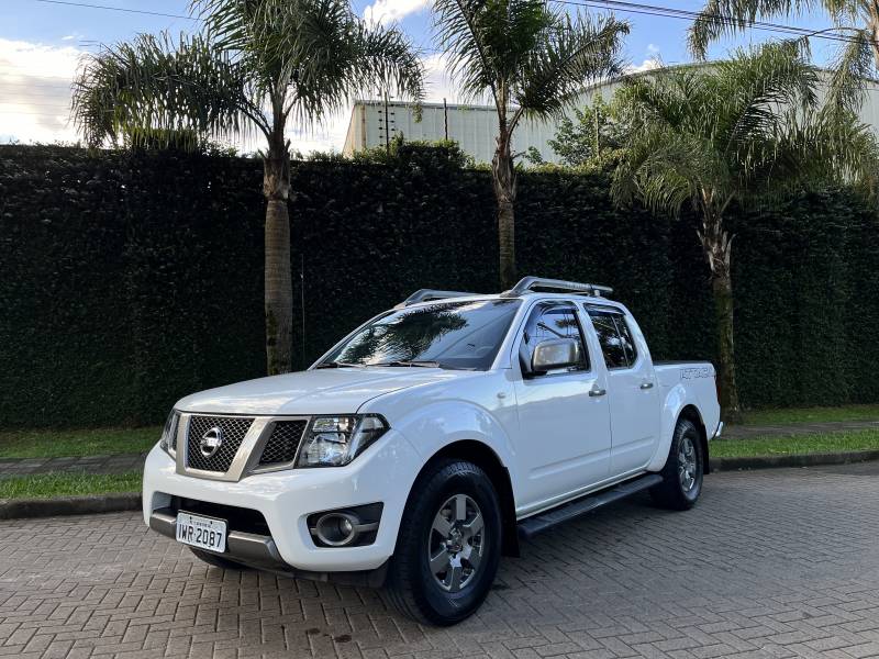 NISSAN - FRONTIER - 2015/2014 - Branca - R$ 92.900,00