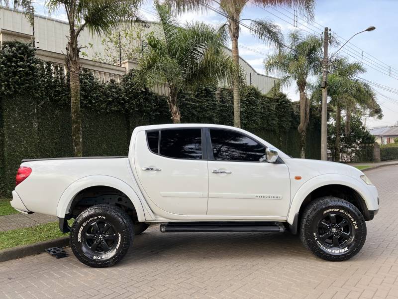 MITSUBISHI - L200 TRITON - 2013/2013 - Branca - R$ 110.000,00