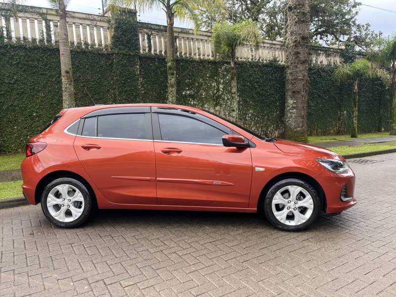 CHEVROLET - ONIX - 2020/2020 - Laranja - R$ 83.900,00