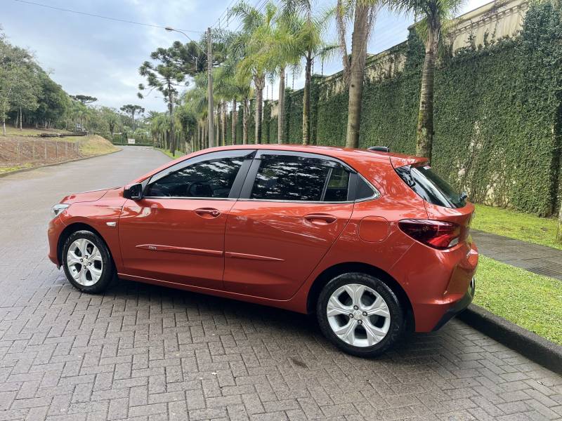 CHEVROLET - ONIX - 2020/2020 - Laranja - R$ 83.900,00