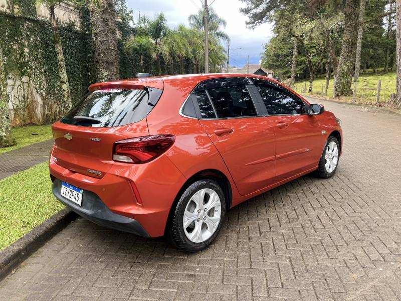 CHEVROLET - ONIX - 2020/2020 - Laranja - R$ 83.900,00