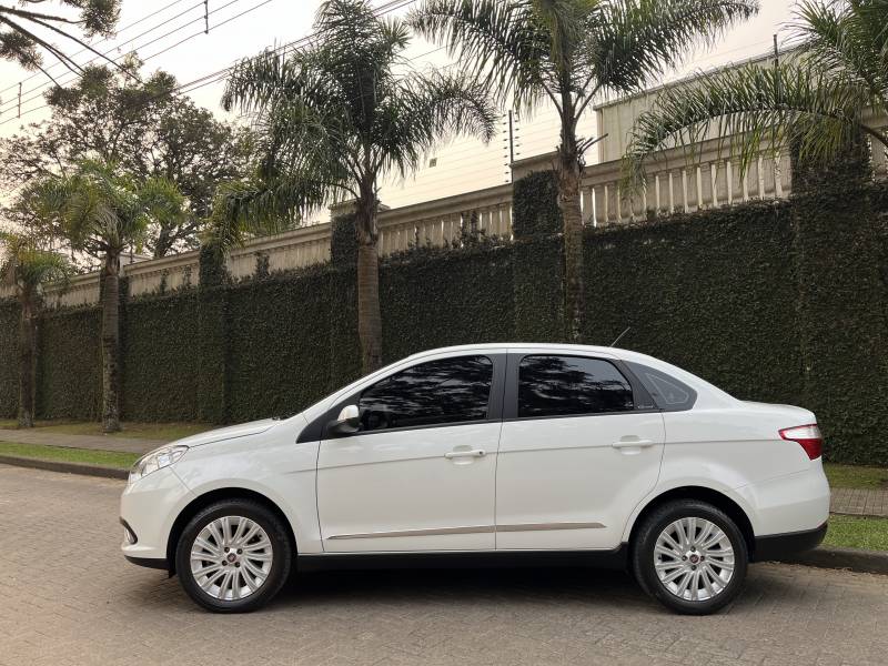 FIAT - SIENA - 2015/2016 - Branca - R$ 44.900,00