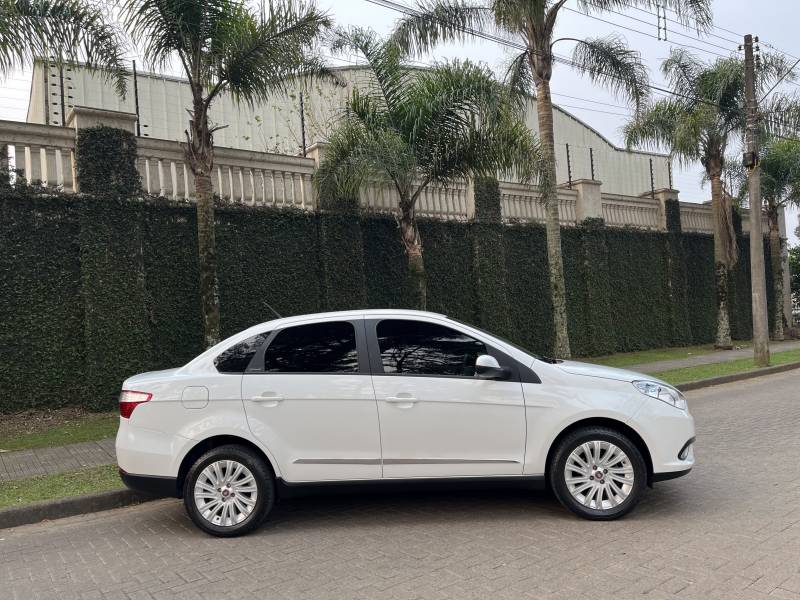 FIAT - SIENA - 2015/2016 - Branca - R$ 44.900,00