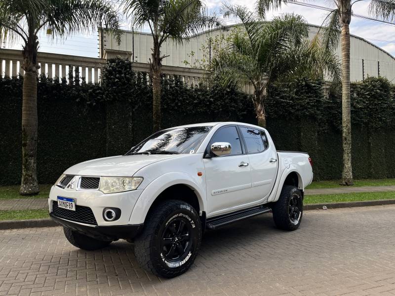 MITSUBISHI - L200 TRITON - 2013/2013 - Branca - R$ 110.000,00